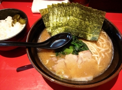 「ラーメン中盛り  海苔増し  ライス」@横浜家系らーめん 清水家の写真