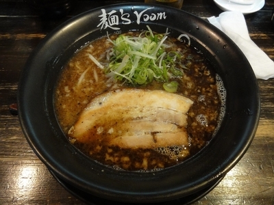 「黒虎らーめん（中麺）」@麺’s room 神虎 南森町店の写真