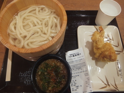 「釜揚げうどん並290円(半額140円)＆かしわ天130円」@丸亀製麺 あべのキューズモール店の写真