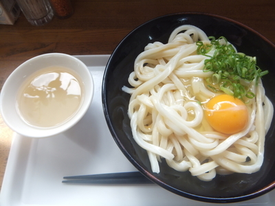 「しょうゆうどん大(2玉)200円＆生たまご60円」@こんぴらうどん 工場併設店の写真