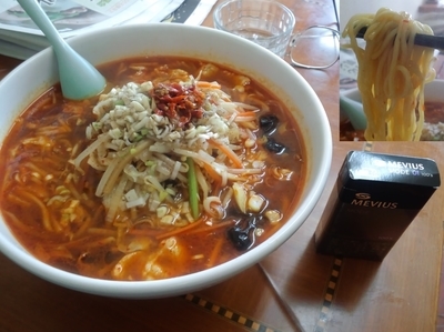 「辛味豚肉そば750円＋大盛150円＝900円」@金家湯麺の写真