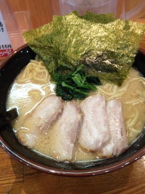 「チャーシュー麺中盛、硬め」@横浜家系 九ツ家 いずみ中央店の写真