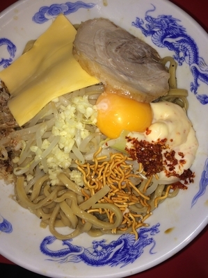 「まぜそば 全部のせ」@ジャンクガレッジ 大宮駅前店の写真