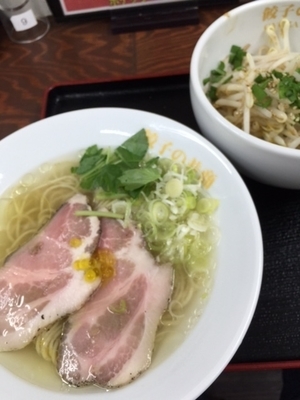 「白トリュフ薫る素湯麺 900円＋プチニラ（サービス）」@餃子の並商 都賀店の写真