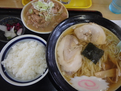 「ラーメン(648円)、もつ煮(432円)、半ライス(108円」@共栄ラーメン 本店の写真