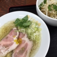 白トリュフ薫る素湯麺 900円＋プチニラ（サービス）