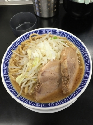 「ふじそば➕中盛（無料）➕豚肉１枚」@雷神屋の写真