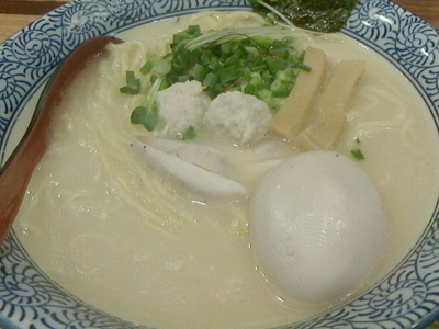 「半熟煮玉子濃厚鶏塩らーめん、大盛り」@赤坂麺処 友の写真