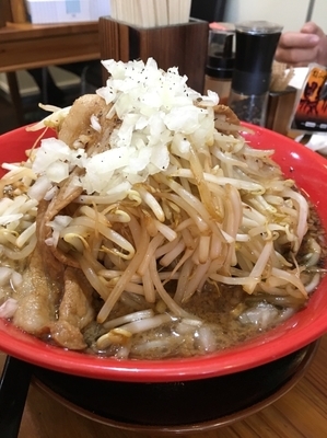 「黒醤油らーめん 野菜盛 玉ねぎ増し 生姜」@男気らーめんアカギの写真