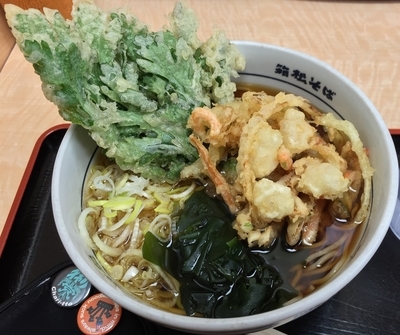 「貝柱のミニかき揚げと春菊天そば（￥480）」@名代 箱根そば 古淵店の写真