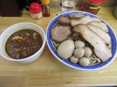 「魚介つけ麺（７２０円）＋麺マシ＋バカ豚＋うずら他」@勝神角ふじの写真