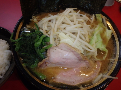 「ラーメン(650円)(硬め)、野菜(50円)他」@家系ラーメン 熊田家の写真