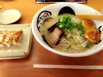 「玉子ラーメン、餃子」@博多ラーメン げんこつ 高槻店の写真