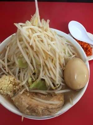「ラーメン、麺少なめ、ヤサイ、ニンニク、サービス煮玉子」@鷹の目 獨協大学前本店の写真
