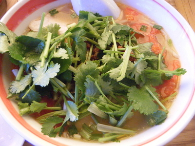 「ﾀｲ風ﾄﾑﾔﾑらーめん鶏(+ﾗｲｽ無料)+ﾊﾟｸﾁｰ950円」@あたりやの写真