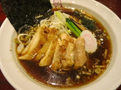 「炭火炙り鶏しょう油ラーメン　　930円」@麺ダイニング ととこの写真