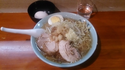 「ラーメン　2/3 ｻｰﾋﾞｽ生卵」@ラーメン富士丸 西新井大師店の写真