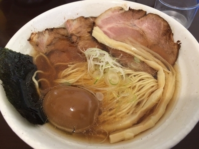 「煮豚ラーメン 醤油  クーポン味玉」@上州地鶏らーめん まるわの写真