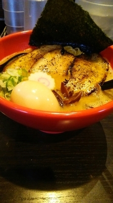「武骨炙肉らーめん 味玉 950円＋替え玉100円」@武骨屋商店の写真