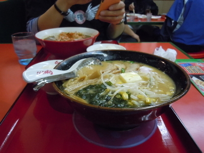 「デラックスラーメン（1,080円）+サービス半ライス」@くるまやラーメン 宇喜田店の写真