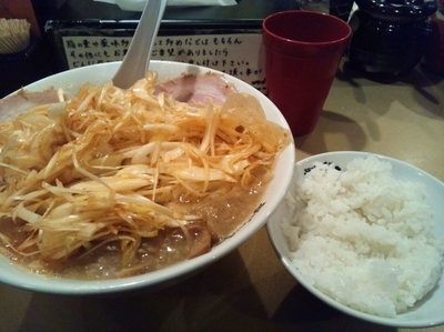 「辛ねぎ醤油ラーメン（950円）+半ライス（サービス）」@超ごってり麺 ごっつ 新小岩店の写真