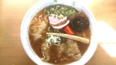 「黄金スープでワンタン麺+鴨ロースを添えて」@MENYA 食い味の道有楽の写真