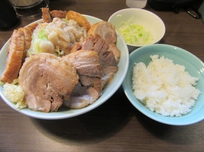 「ラーメン小豚（８６０円）＋葱５０円＋小ライス１００円」@かじろうramen7の写真