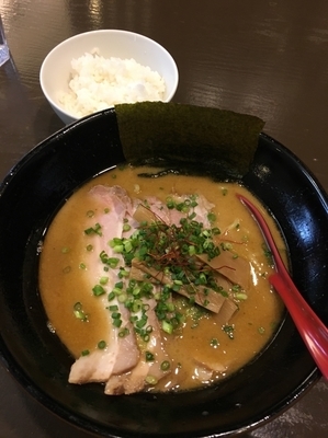 「魚介白湯ラーメン777円(大盛り108円)+サービスライス」@麺と鍋 新宿SARAIの写真