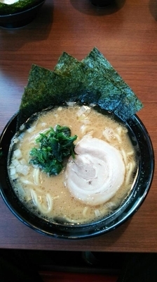 「豚骨醤油ラーメン680円。味濃いめ。」@横浜家系ラーメン せんげん家の写真