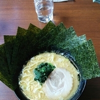 豚骨醤油ラーメン。麺硬め。海苔増し。780円。