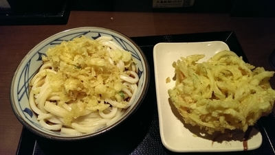 「ぶっかけ、温、特盛、野菜かき揚げ」@丸亀製麺 下北沢店の写真