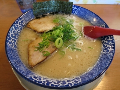 「博多とんこつ ６８０円 ※はりがね」@博多ラーメン鶴亀堂 太田新井町店の写真