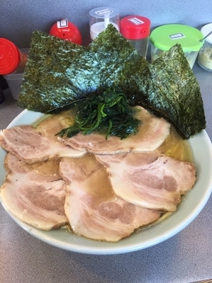 「チャーシュー麺細め盛1030円、硬め濃いめ」@家系ラーメン 愛甲家の写真