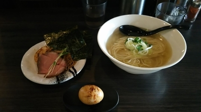 「鶏出汁塩ラーメン、大人の炭玉」@麺処 ほん田 nijiの写真