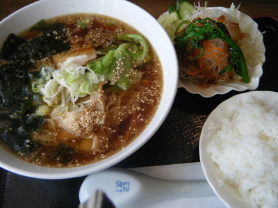 「醤油ラーメン700円+ライス150円」@エスポアールの写真