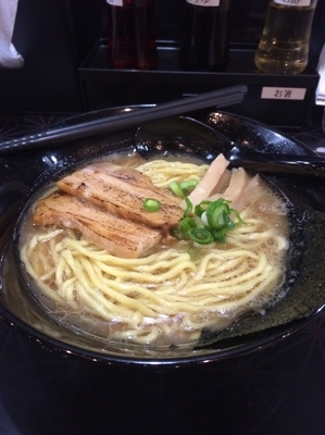 「豚骨醤油ラーメン」@麺屋白虎 甲府店の写真