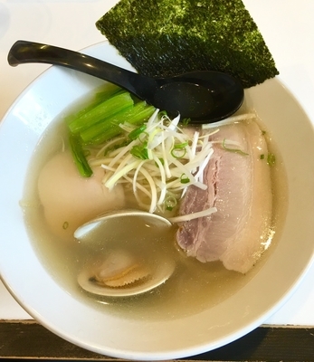 「ホンビノス貝と錦爽鶏だしらーめん(塩)800円」@海老・特濃煮干そば まるはの写真