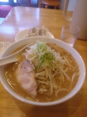 「味噌ラーメンもやし増量+餃子」@味噌らーめん 宮本太郎。の写真
