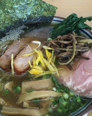 「初月の一杯 天然柚子の撒き煮干蕎麦D 1300円」@MENYA 食い味の道有楽の写真