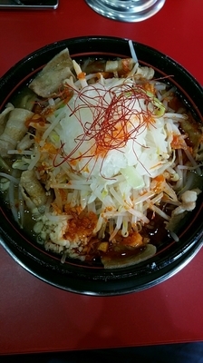 「真紅ラーメン」@麺でる 帝京大塚店の写真