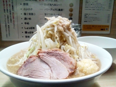 「醤油　麺少なめ、豚1枚、やさい、脂、にんにく」@ラーメンいつきの写真