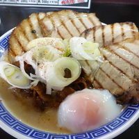 肉キング（９８０円）＋温玉（１００円）