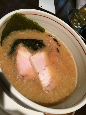 「醤油コクにごり細麺750円（麺半分）」@麺肴 ひづきの写真