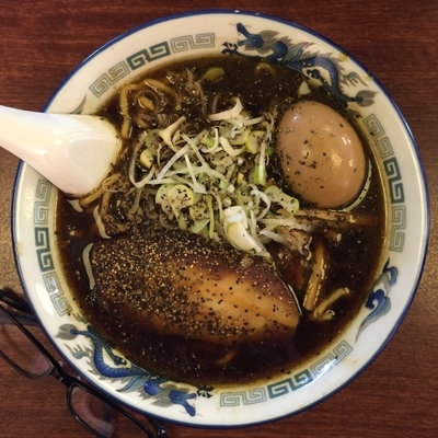 「中華そば＋ブラック味玉」@富山ブラックラーメン だらんま 浅草店の写真