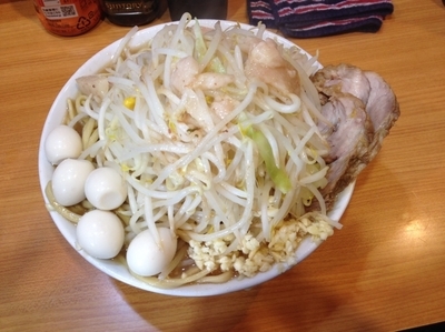 「大ラーメン＋うずら＋ニンニク＋アブラ」@ラーメン二郎 八王子野猿街道店2の写真