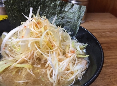 「ネギらーめん・麺カタメ＋キリン一番搾り生ジョッキ」@せい家 三鷹店の写真