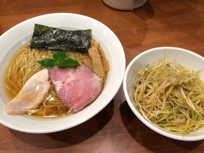 「醤油ラーメン（750円）＋ネギ（180円）」@中華そば 七麺鳥の写真