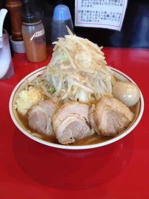 「ラーメン豚入り（ランチ大盛り500g）＋追加豚2枚＋煮卵＋ニンニ」@用心棒Ⅱ階の写真