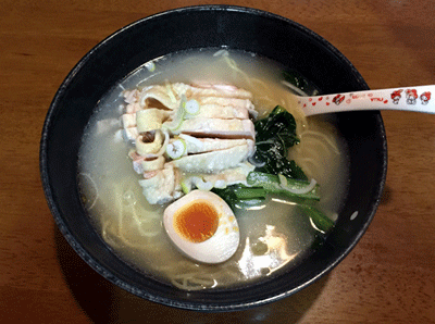 「鶏肉入りラーメン（700円）」@晴晴居酒屋の写真