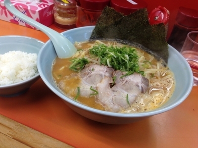 「豚骨味噌ラーメン（大盛り）750円＋100円」@鹿島家 石川町店の写真